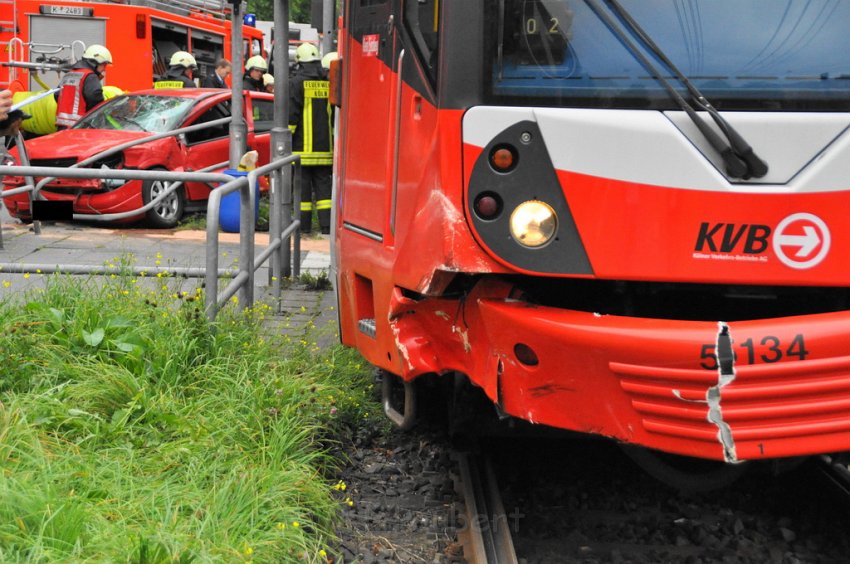 VU Strab gegen Pkw Koeln Muelheim Pfaelzischer Ring P18.JPG